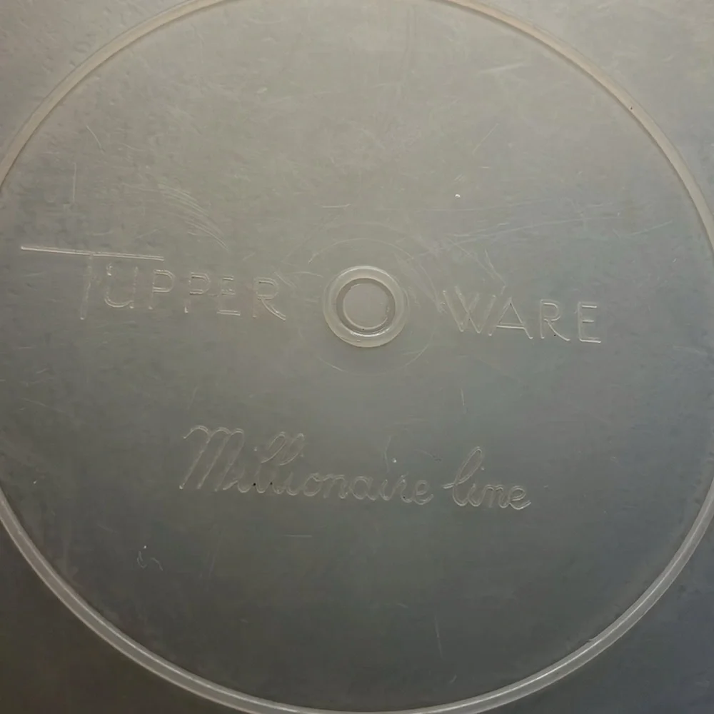 Vintage Jumbo round  storage container by Tupperware. Millionaire line. 13x6